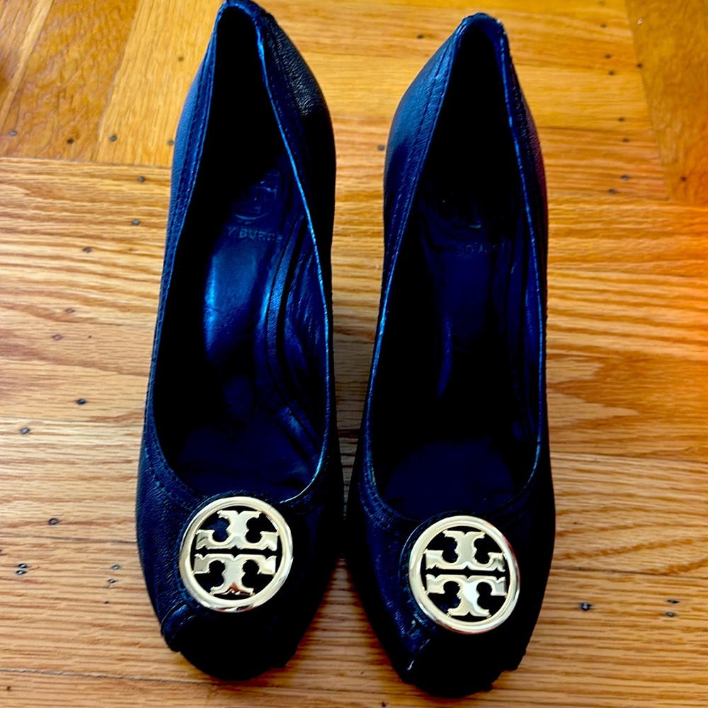 6.5 Tory Burch - Black/Gold Sophie Wedge